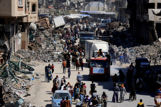 이스라엘군이 대피 명령을 내리자 가지지구 라파 거주민들이 피난길에 오르고 있습니다. 로이터 연합뉴스